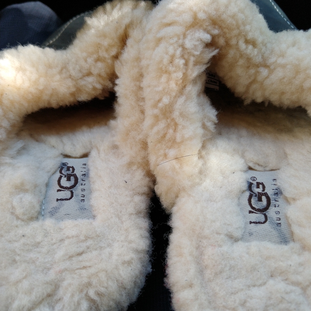 UGG Clogs - Picture 3 of 4